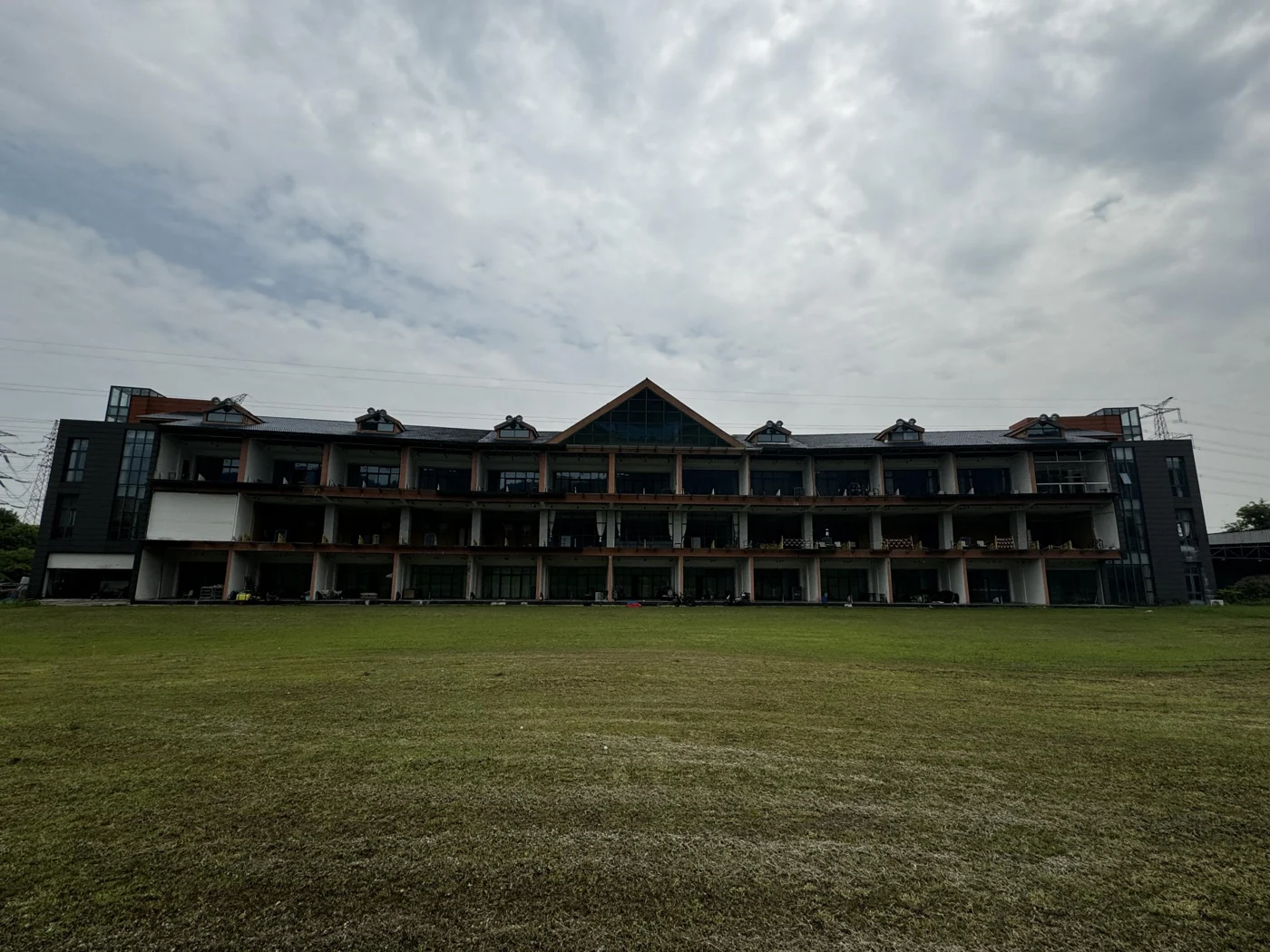 宜兴实训场地建筑及户外草地,历史照片